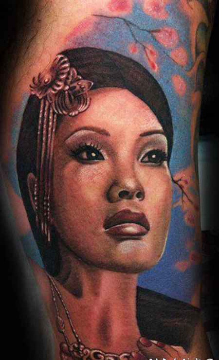 彩色日本女性肖像与樱花树手臂纹身图案