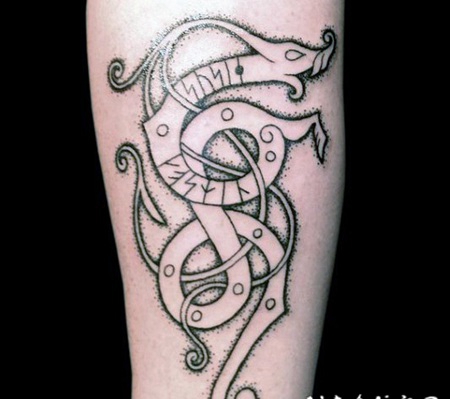 手臂黑白点刺装饰图腾和字符纹身图案