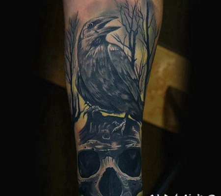 神秘的乌鸦与骷髅和黑暗森林彩色手臂纹身图案