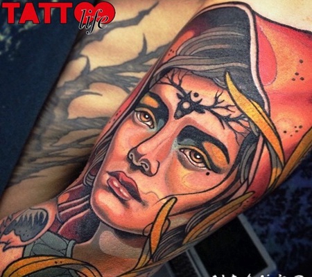 手臂彩色美女和鹿头标志纹身图案