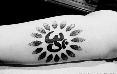 点刺风格的黑色印度教象征手臂纹身图案