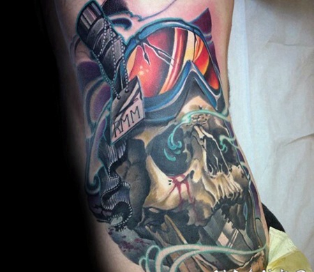 手臂彩色的刀和骷髅面具纹身图案