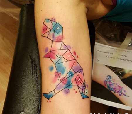 几何风格彩色恐龙手臂纹身图案
