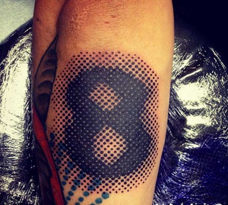 点刺风格的黑色数字手臂纹身图案