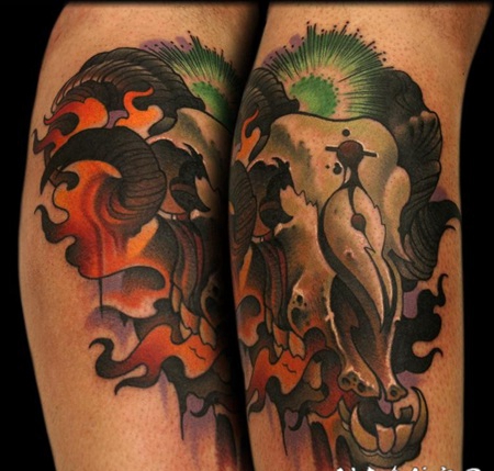 现代传统风格的彩色山羊头骨与火焰手臂纹身图案