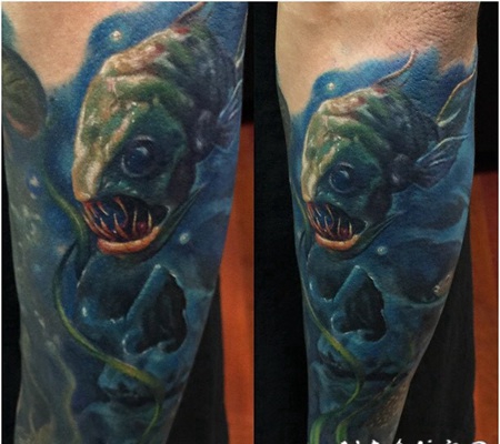 写实风格的彩色食人鱼手臂纹身图案