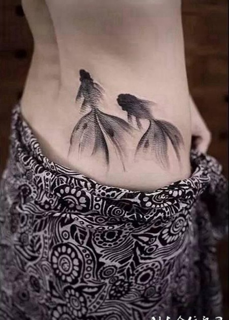 相濡以沫，后腰水墨双鱼创意纹身