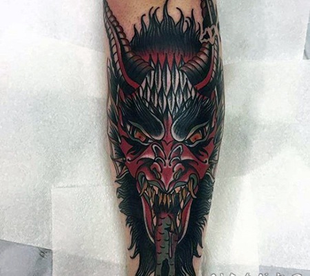 卡通风格彩色魔鬼脸手臂纹身图案