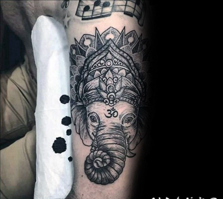 中等大小的黑色印度大象手臂纹身图案