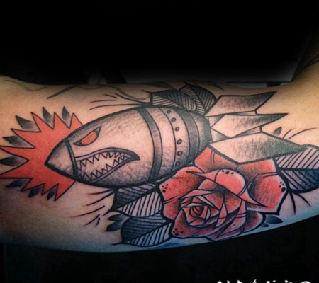 old school搞笑的炸弹与花朵手臂纹身图案