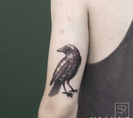 几何风格的彩色小鸟手臂纹身图案