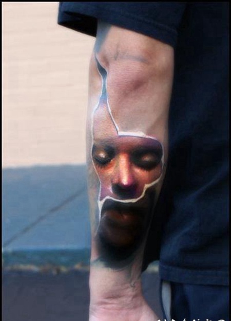 手臂奇怪的彩色撕皮女子肖像纹身图案