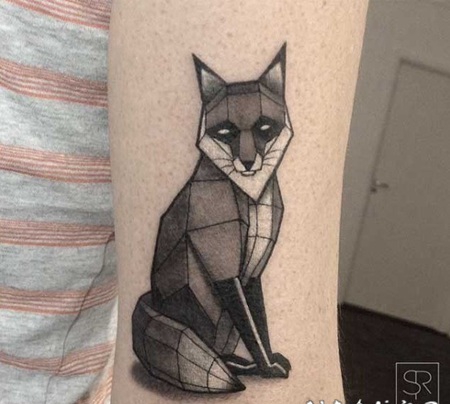 几何风格的黑灰小狐狸手臂纹身图案