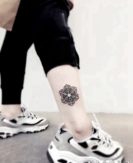 冬季的梦幻，小腿雪花图腾点刺纹身