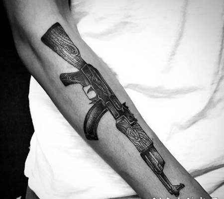 很酷的写实AK步枪式手臂纹身图案