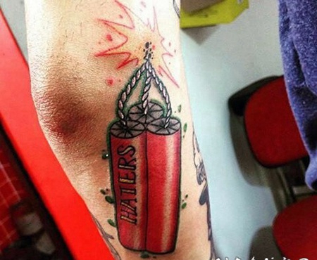 彩色的炸药与字母手臂纹身图案