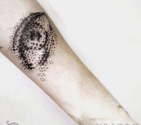 点刺风格的抽象人眼睛手臂纹身图案