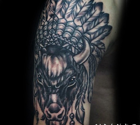 经典的黑色公牛与印度头盔手臂纹身图案