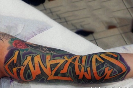 很酷的彩色涂鸦字母手臂纹身图案