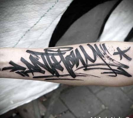 中等大小的黑色涂鸦字体手臂纹身图案