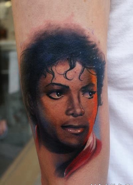 手臂彩绘迈克尔杰克逊年轻肖像纹身图案