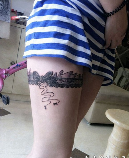 浪漫女人心，大腿蕾丝腿环个性纹身