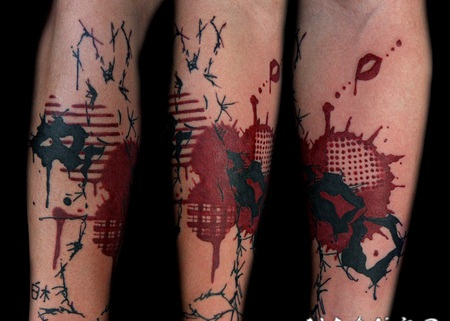 手臂红色唇印与泼墨彩色纹身图案