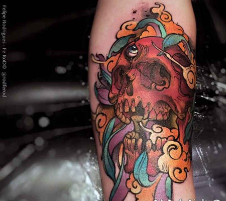 手臂彩色的神秘骷髅与羽毛纹身图案