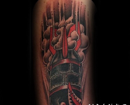 old school彩色卡通炸弹和烟雾手臂纹身图案