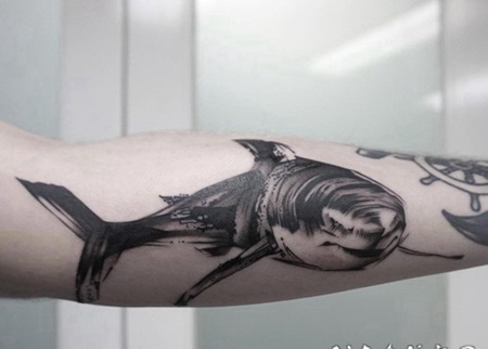 素描风格黑色大鲨鱼手臂纹身图案