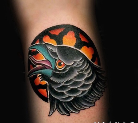 彩色的乌鸦个性手臂纹身图案