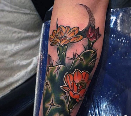 现代传统风格的彩色仙人掌开花手臂纹身图案
