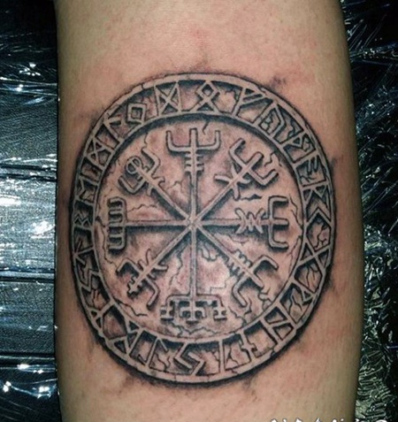 手臂石刻古碑标志纹身图案