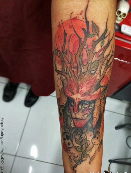 现代传统风格的彩色女人与鹿角手臂纹身图案