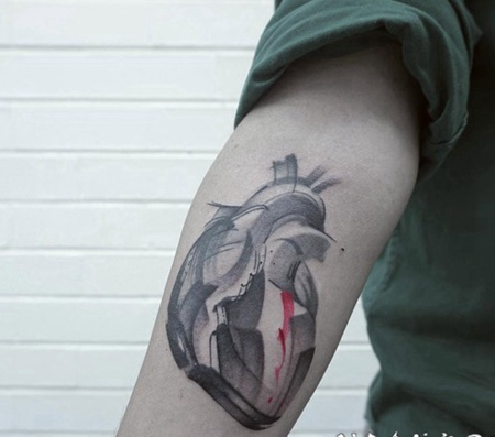 石雕风格彩色人体心脏手臂纹身图案