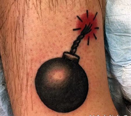 old schoo彩色的炸弹手臂纹身图案