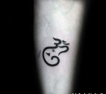 黑色的神秘象征符号手臂纹身图案