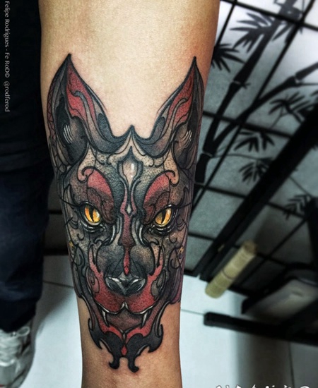 点刺风格彩色的狼头手臂纹身图案
