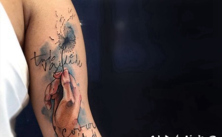 手臂水彩画风格的彩色人手花朵纹身图案