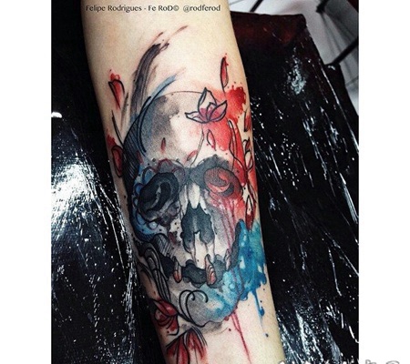 水彩泼墨风格的彩色骷髅和蝴蝶手臂纹身图案
