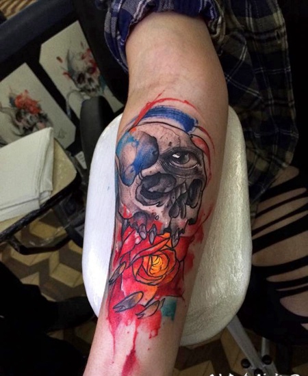现代传统风格的彩色骷髅与花朵手臂纹身图案