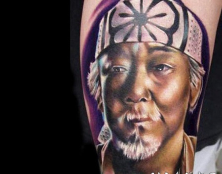 亚洲男子肖像彩色手臂纹身图案