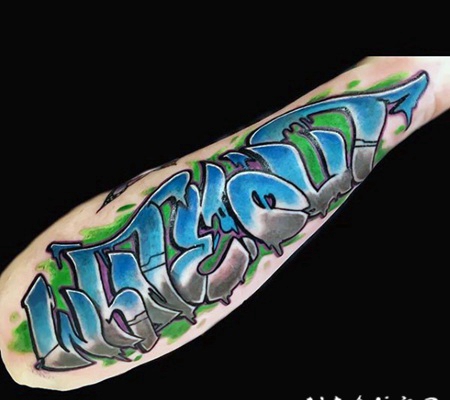 手臂彩色涂鸦风格的字母纹身图案