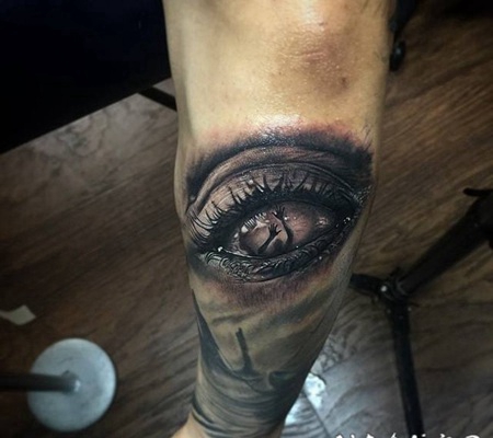 手臂非常逼真的眼睛和手纹身图案