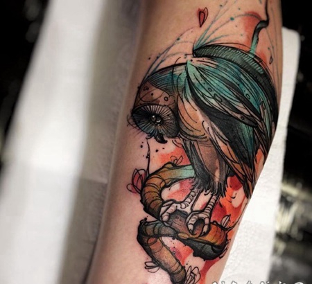 卡通风格的彩色猫头鹰与蛇手臂纹身图案