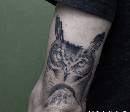 黑色的猫头鹰个性手臂纹身图案