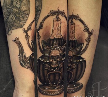 彩色华丽的茶壶与骷髅蜡烛手臂纹身图案