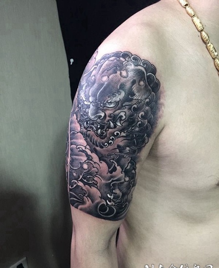 唐狮送福，大臂个性唐狮纹身图案