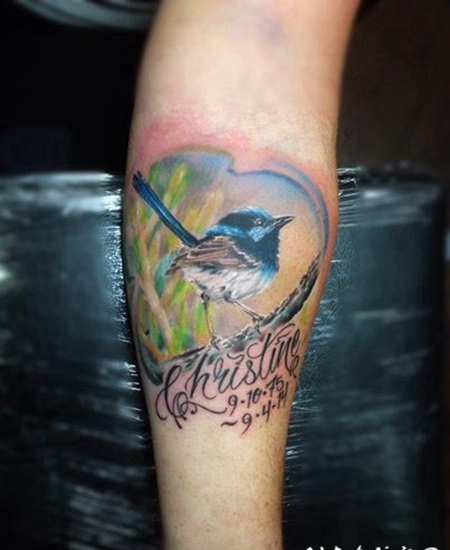 心形与逼真的小鸟字母彩色手臂纹身图案