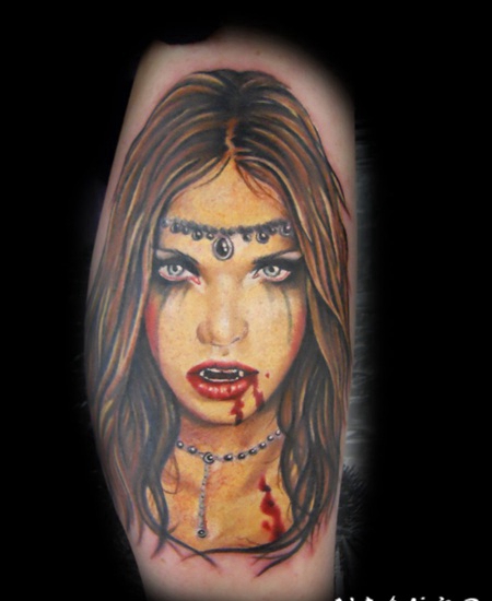 插画风格彩色血腥吸血鬼女人手臂纹身图案